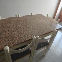 Tavolo in marmo con sedie