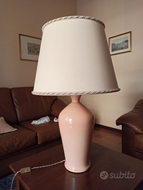 Lampada in porcellana con paralume in tessuto