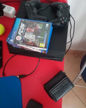 ps4 usata + 2 controller + 4 giochi( fc 26 ecc....