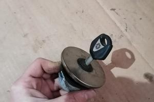 tappo serbatoio con chiave originale