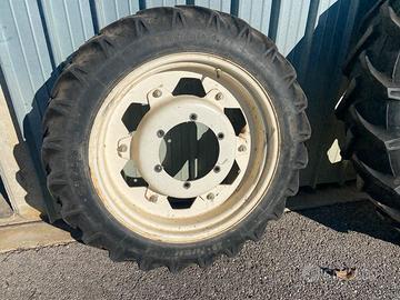 Cerchi con gomma trattore