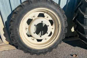 Cerchi con gomma trattore