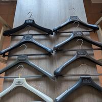 8 grucce appendiabiti firmati Versace Zegna...