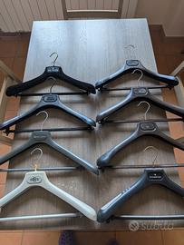 8 grucce appendiabiti firmati Versace Zegna...