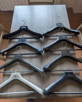 8 grucce appendiabiti firmati Versace Zegna...