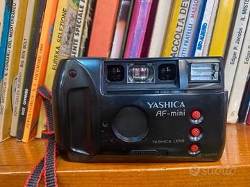 Macchina fotografica analogica Yashica af mini