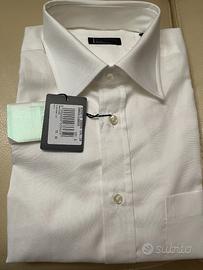 Stock di camicie e polo