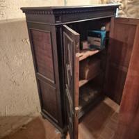 Simpatico piccolo Mobile libreria ad ante 