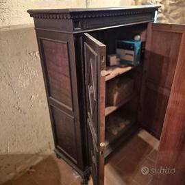 Simpatico piccolo Mobile libreria ad ante 