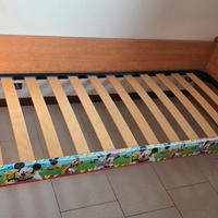 Letto singolo in legno con rete a doghe 