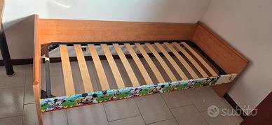 Letto singolo in legno con rete a doghe 