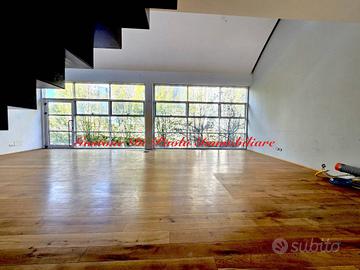 Loft / Open Space di 290 m² con 4 locali a Milano