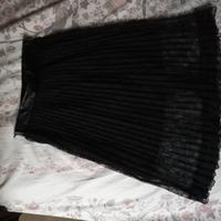 Gonna nera plissé in pizzo e foderata. Taglia 34.