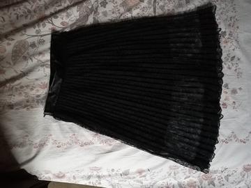 Gonna nera plissé in pizzo e foderata. Taglia 34.