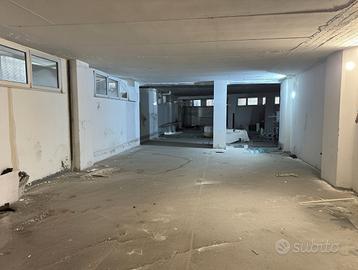 Ampio locale/deposito/box in tunnel garage Matera