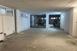 Ampio locale/deposito/box in tunnel garage Matera