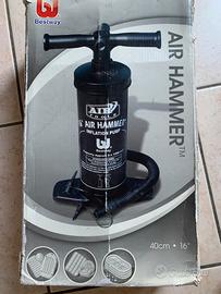 Pompa manuale per materassino.
