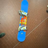 Tavola snowboard con attacchi