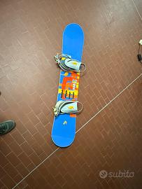 Tavola snowboard con attacchi