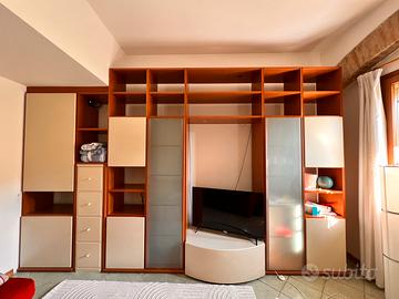 Libreria a parete con vetrine