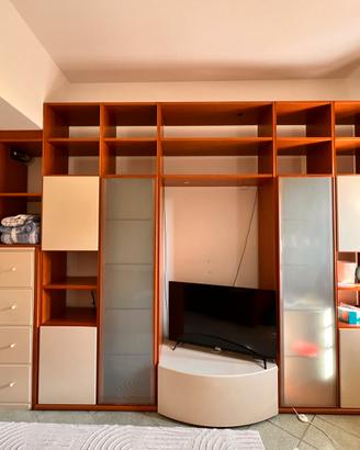 Libreria a parete con vetrine