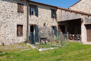 Villetta terra-cielo con doppio giardino a Calaone