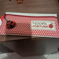 Astuccio multiuso rossa e bianca con coccinella