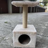 Tiragraffi per gatti con cuccetta