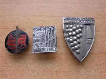 Militaria, lotto  Distintivi del Ventennio