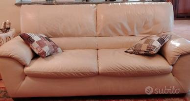 Divano di vera pelle a Tortona (AL)
