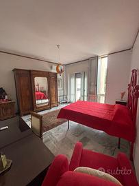 Ampia stanza con balcone