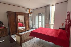 Ampia stanza con balcone