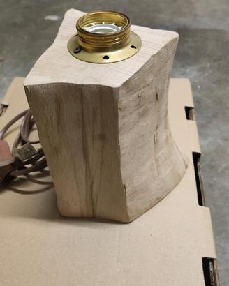 lampada in legno fatta a mano