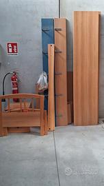 Camera con letto e armadio a colonna e mensole