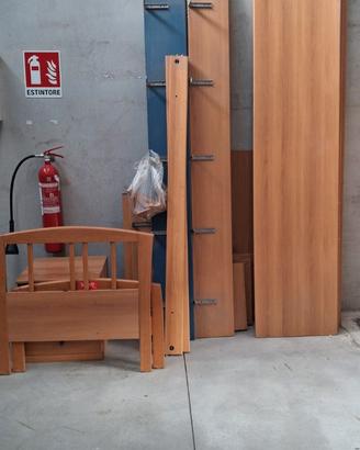 Camera con letto e armadio a colonna e mensole