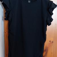 Maglietta nera con arricciatura laterale.