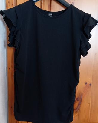 Maglietta nera con arricciatura laterale.