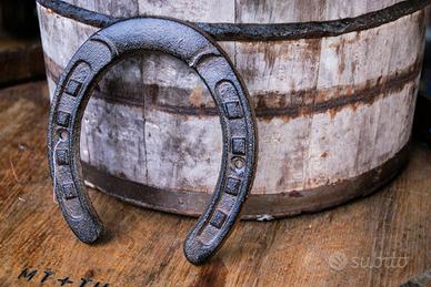 Ferro di cavallo antico vintage rustico