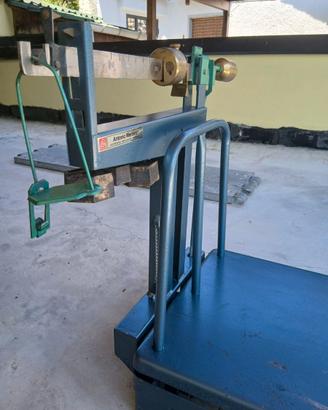 Antica bilancia meccanica basculante