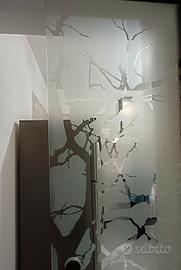 Porta scorrevole in vetro satinato decorato – mode