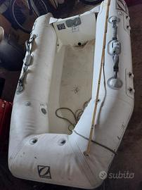 Gommone con fuoribordo