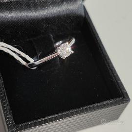 Anello brillante certificato in oro18kt a 4 griffe