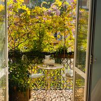 Tavolino bianco romantico