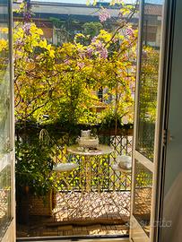 Tavolino bianco romantico