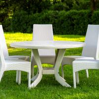 Set di tavoli e sedie da giardino