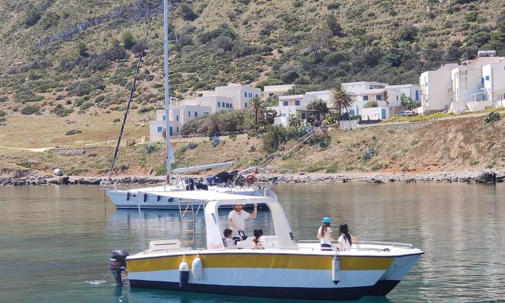 Catamarano con motori Yamaha da escursioni