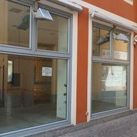 Negozio luminoso 4 vetrine pronto per l'uso