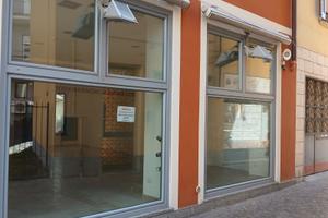 Negozio luminoso 4 vetrine pronto per l'uso