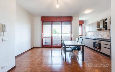 Ampio trilocale al terzo piano con balcone, canti