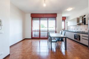 Ampio trilocale al terzo piano con balcone, canti